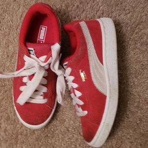 Suede pumas